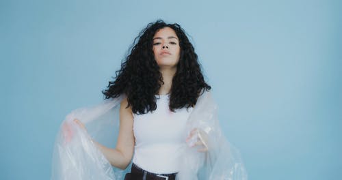 有关塑胶, 女人, 工作室拍摄的免费素材视频