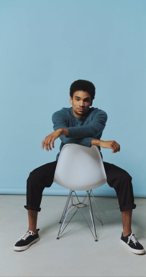 有关休闲服, 坐, 垂直视频的免费素材视频