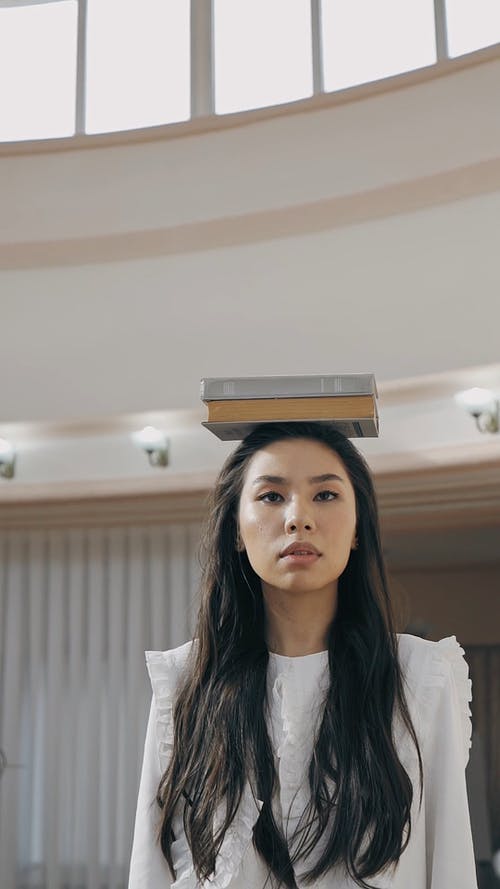 有关图书, 垂直视频, 女人的免费素材视频