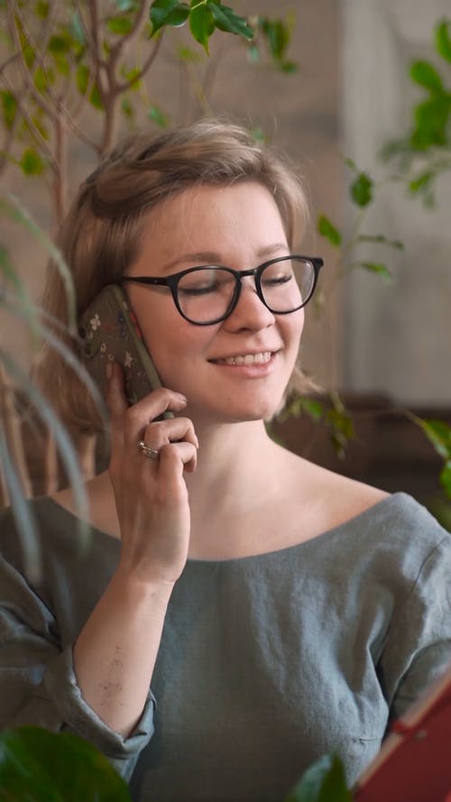 有关垂直视频, 女人, 打电话的免费素材视频