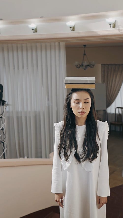 有关图书, 垂直视频, 女人的免费素材视频