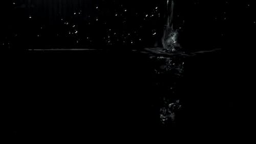 有关倒水, 泡沫, 漆黑的免费素材视频