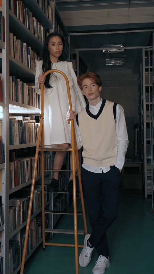 有关人,图书馆,垂直视频的免费素材视频