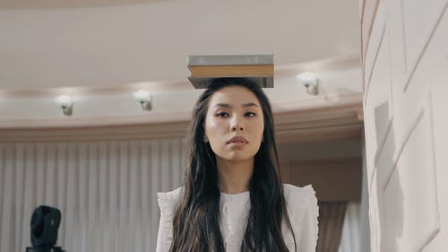 有关图书, 垂直视频, 女人的免费素材视频