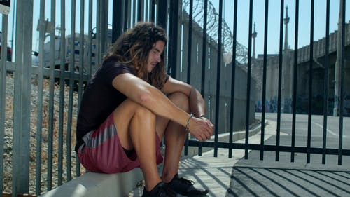 有关人, 地面, 坐的免费素材视频