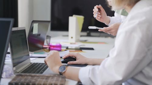 有关3C用品, 低角度拍摄, 女性的免费素材视频