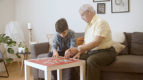 有关人, 严肃, 坐的免费素材视频