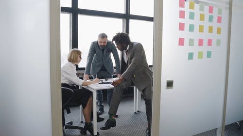 有关办公室团队, 商量, 坐的免费素材视频