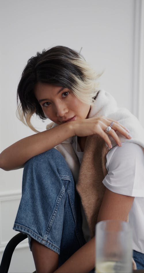 有关人, 在家, 坐的免费素材视频