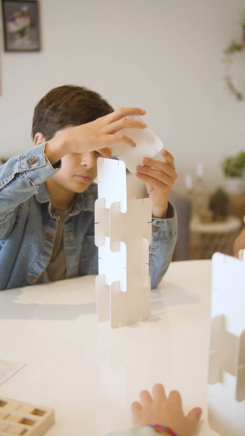 有关严肃, 在家, 垂直视频的免费素材视频