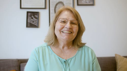 有关在家, 快乐, 看着相机的免费素材视频