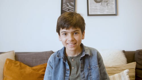 有关儿童, 小孩, 沙发的免费素材视频