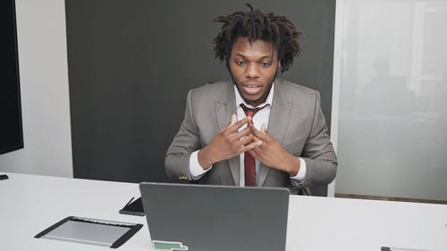 有关3C用品, 上班服, 坐的免费素材视频