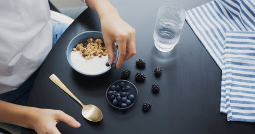 有关准备食物, 吃得健康, 在桌子上的免费素材视频