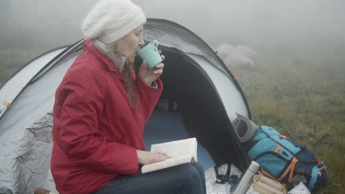 有关一对, 休息, 侧面图的免费素材视频