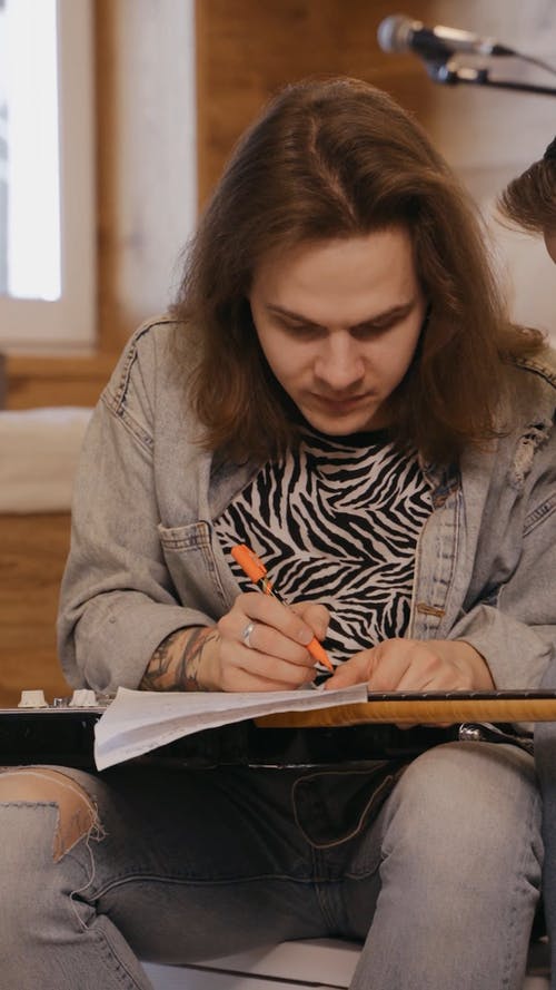 有关人, 吉他手, 坐的免费素材视频