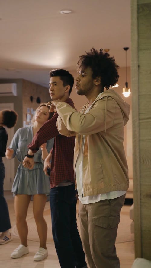 有关＃室内, 休闲服装, 全景的免费素材视频