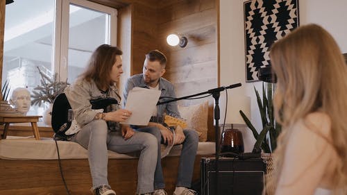 有关坐, 女人, 室内的免费素材视频