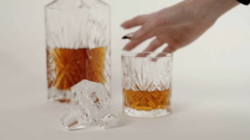 有关发抖, 女手, 工作室拍摄的免费素材视频