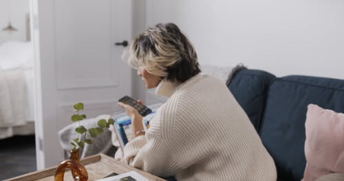 有关女人, 家, 手机的免费素材视频