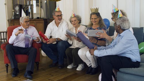 有关一群人, 在家, 坐的免费素材视频