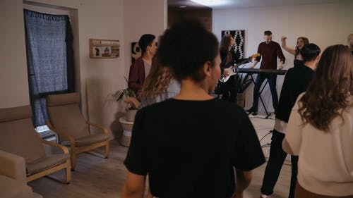 有关唱歌, 室内, 成年人的免费素材视频