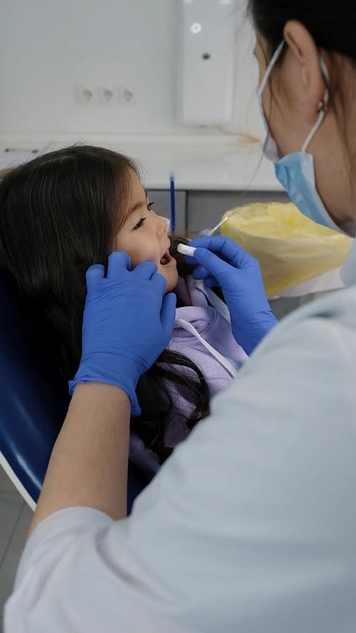 有关儿童, 严肃, 坐的免费素材视频