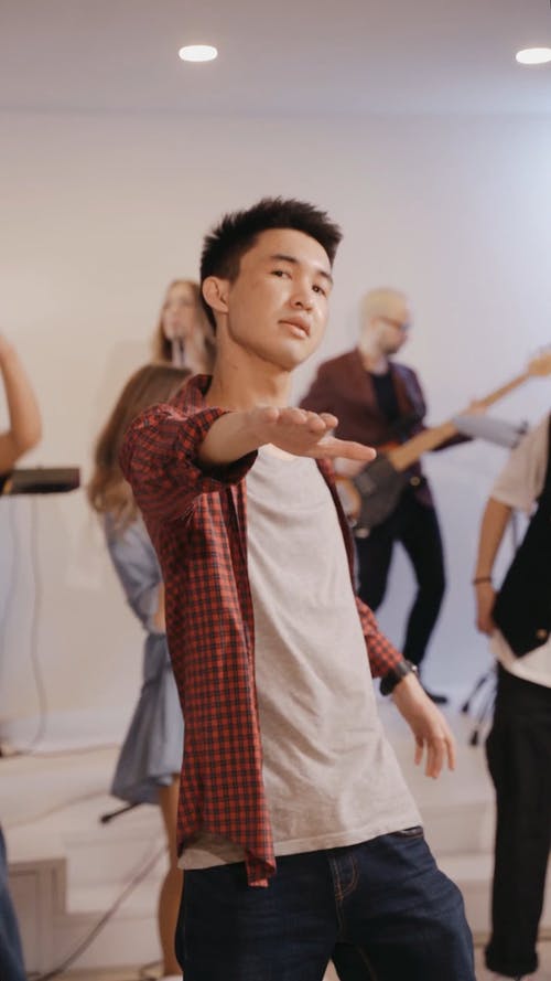 有关垂直视频, 家庭音乐会, 性能的免费素材视频