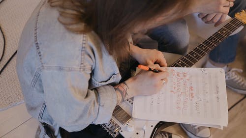 有关人, 原子笔, 吉他手的免费素材视频