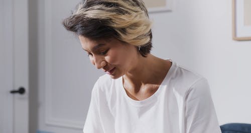 有关乳液, 人, 在家的免费素材视频