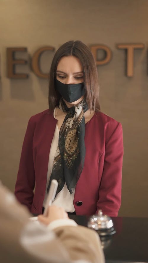 有关咖啡色头发的女人, 围巾, 垂直视频的免费素材视频