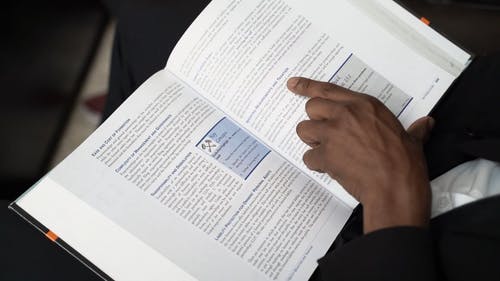 有关特写, 翻页, 读一本书的免费素材视频