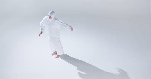 有关性能, 白色洋装, 白色背景的免费素材视频