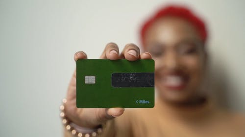 有关信用卡, 女人, 握住的免费素材视频