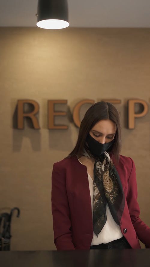 有关咖啡色头发的女人, 围巾, 垂直视频的免费素材视频