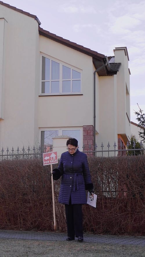 有关住宅, 出售, 咖啡色头发的女人的免费素材视频