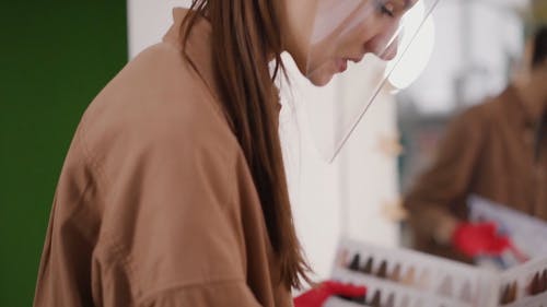 有关＃室内, 乳胶手套, 倾听的免费素材视频