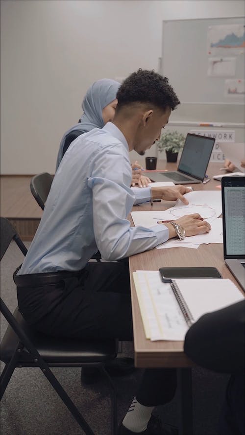 有关团队, 坐, 垂直视频的免费素材视频