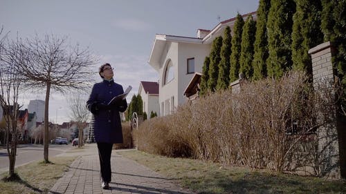 有关@户外, 中年, 人行道的免费素材视频