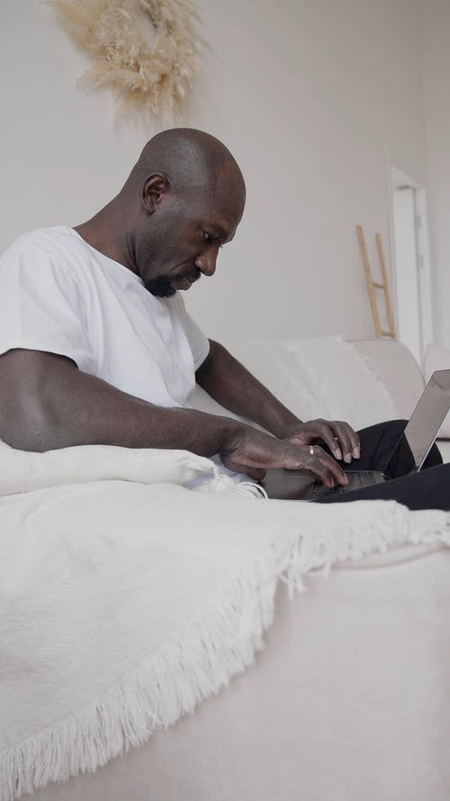 有关人, 在家, 垂直视频的免费素材视频