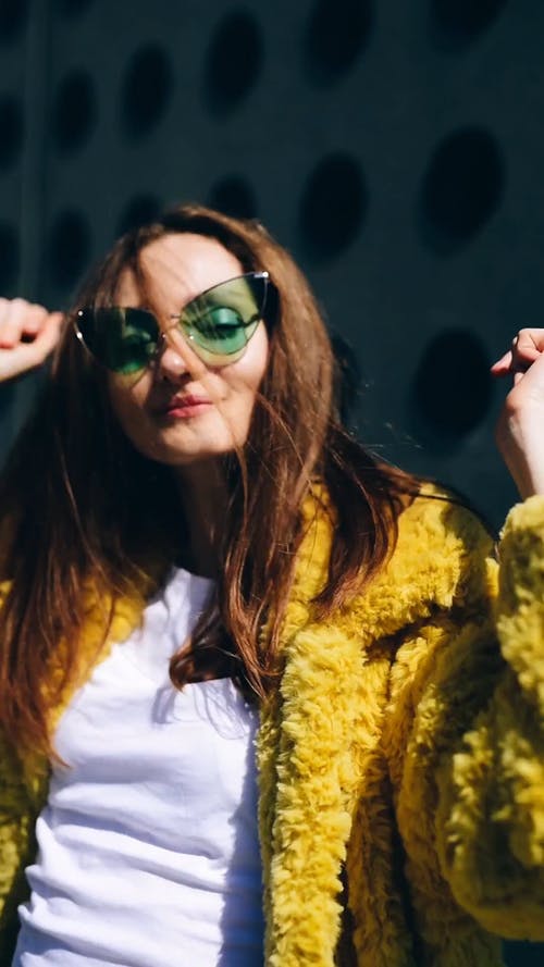 有关垂直视频, 执行, 墨镜的免费素材视频