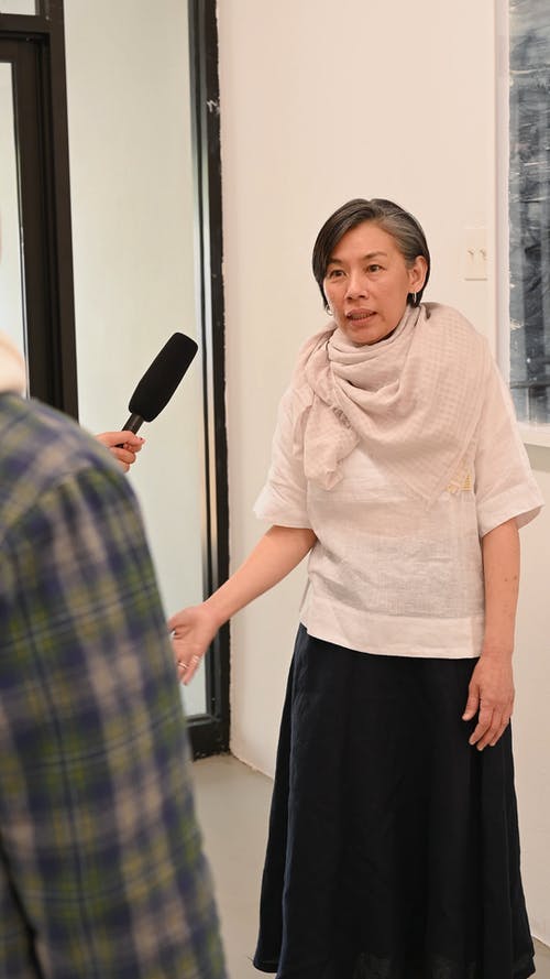 有关垂直视频, 女人, 室内的免费素材视频