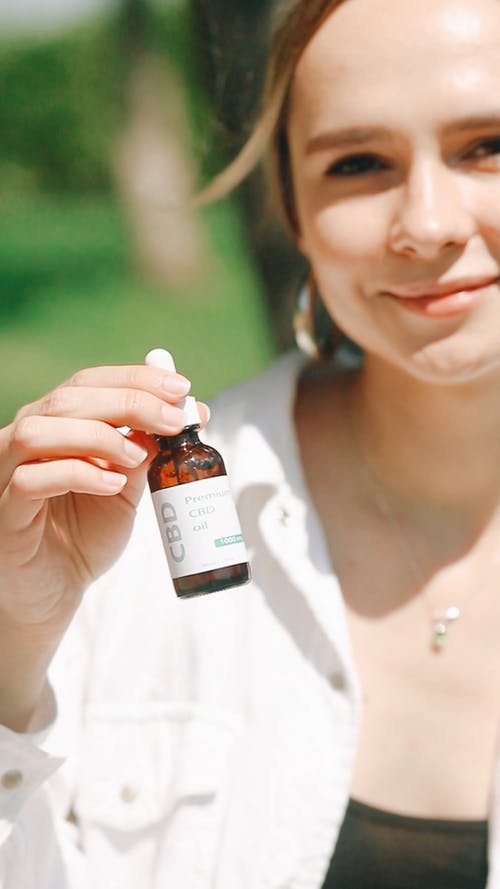 有关cbd油, 垂直视频, 女人的免费素材视频
