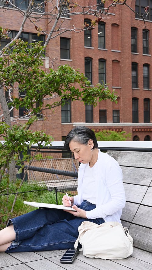 有关@户外, 坐, 垂直视频的免费素材视频