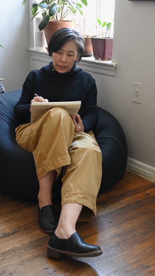 有关人, 在家, 坐的免费素材视频