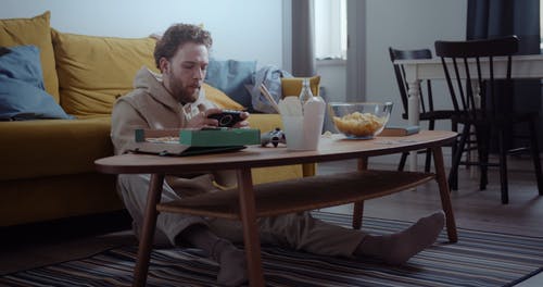 有关人, 在家, 坐的免费素材视频