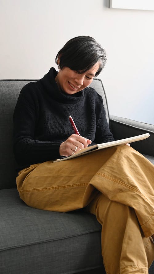 有关交叉的双腿, 人, 在家的免费素材视频