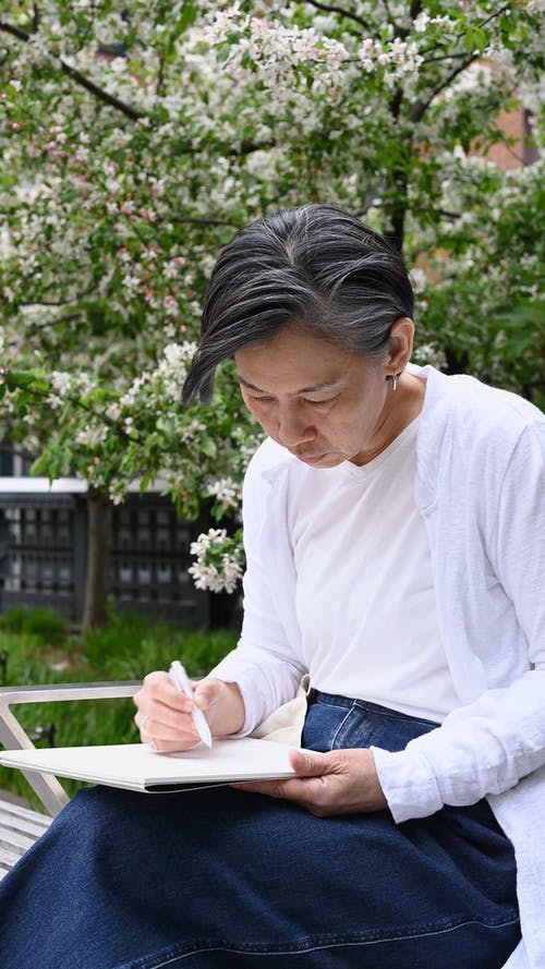 有关@户外, 坐, 垂直视频的免费素材视频