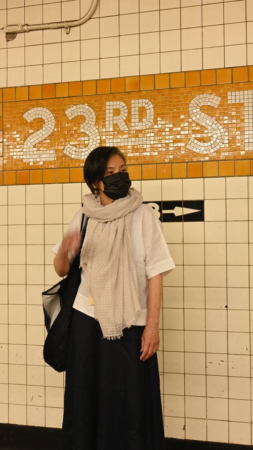有关休闲服装, 地下, 地铁月台的免费素材视频