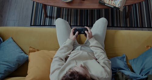 有关人, 在家, 坐的免费素材视频